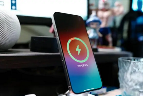 黔东南苹果15换屏服务分享用什么充电器给iPhone15充电更好 